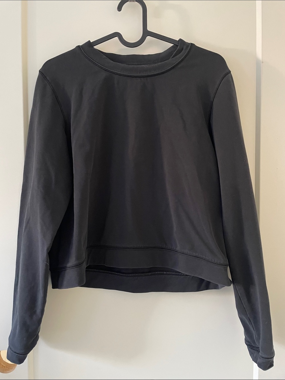 Lululemon thin Black Long-Sleeve Pullover cropped sweatshirt